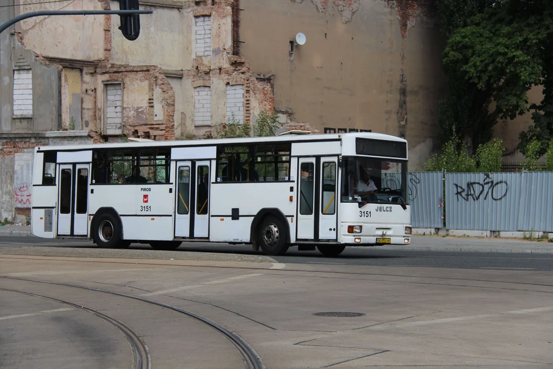 Niedzielne wycieczki zabytkowymi autobusami. Łódzkie Linie Turystyczne przemierzają ulicami Łodzi