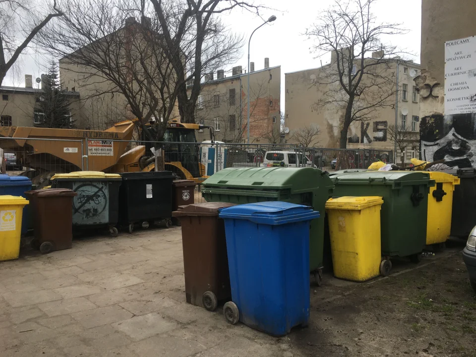 Śmierdzący problem na ulicy Mielczarskiego. Ulica tonie w śmieciach.