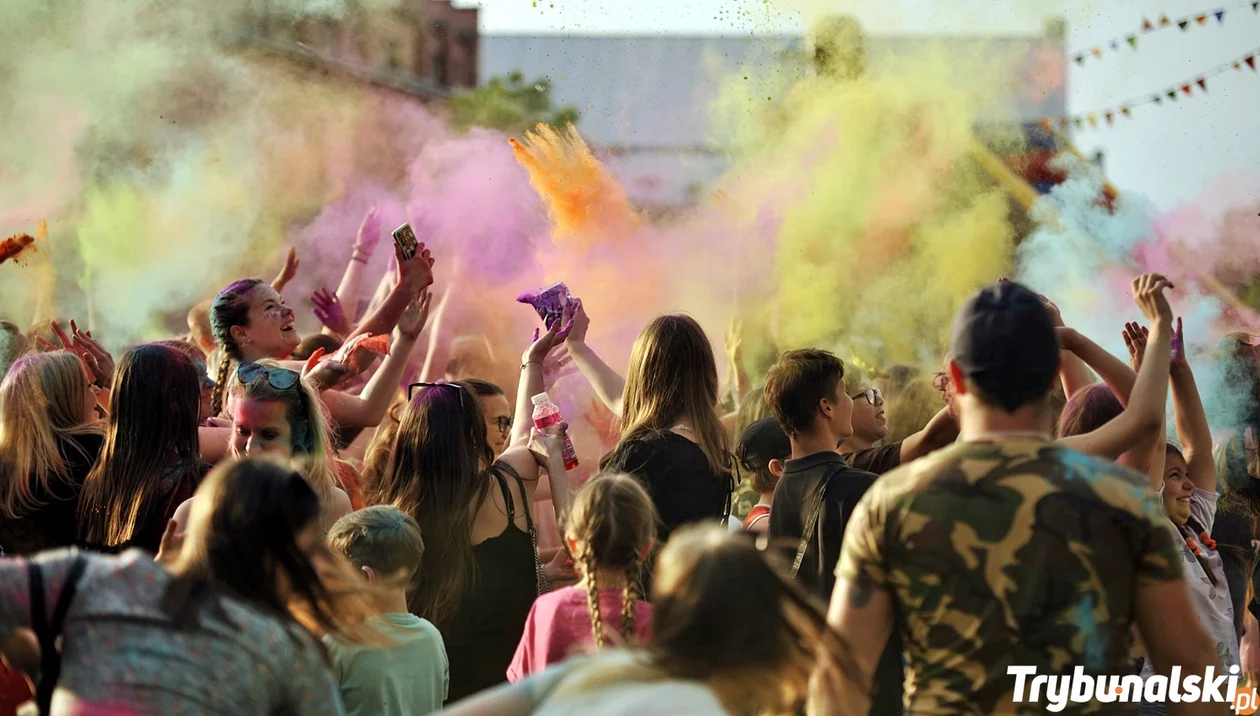Festiwal kolorów holi 2024 w Piotrkowie. Zobacz jak mieszkańcy bawili się na Placu Pofranciszkańskim ZDJĘCIA - Zdjęcie główne