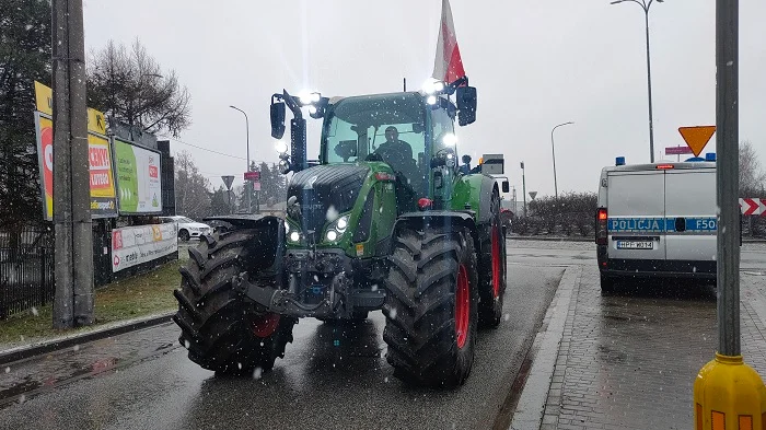 Ponad 320 ciągników na drogach powiatu kutnowskiego. Jak przebiegł protest rolników? [FOTO] - Zdjęcie główne