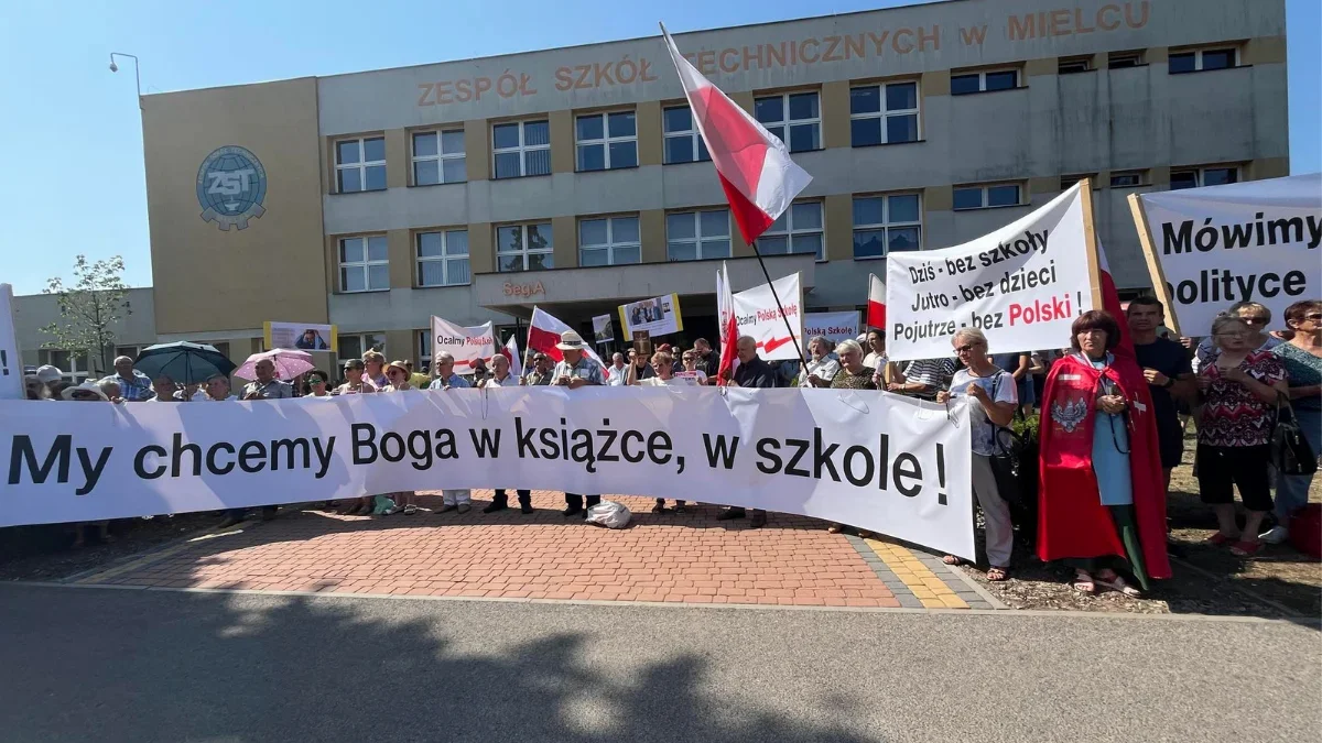 Nie wszyscy kochają ministrę Barbarę Nowacką. "My chcemy Boga w książce, w szkole!" [ZDJĘCIA] - Zdjęcie główne