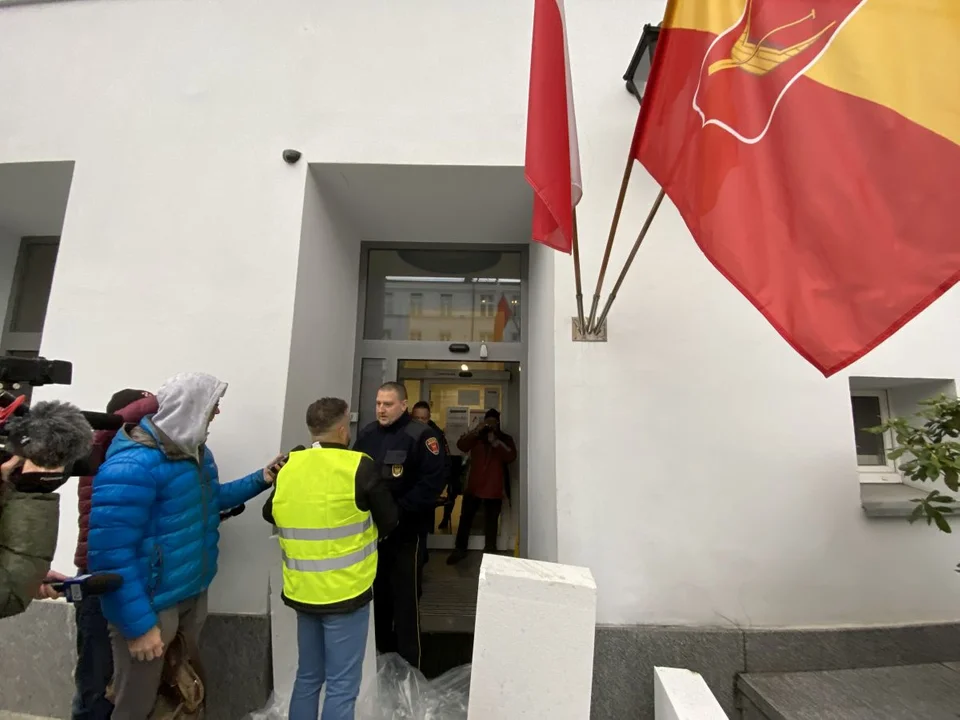 W odpowiedni na przedłużający się remont ul. Aleksandrowskiej radny z Aleksandrowa Łódzkiego postanowił zamurować wejście do magistratu