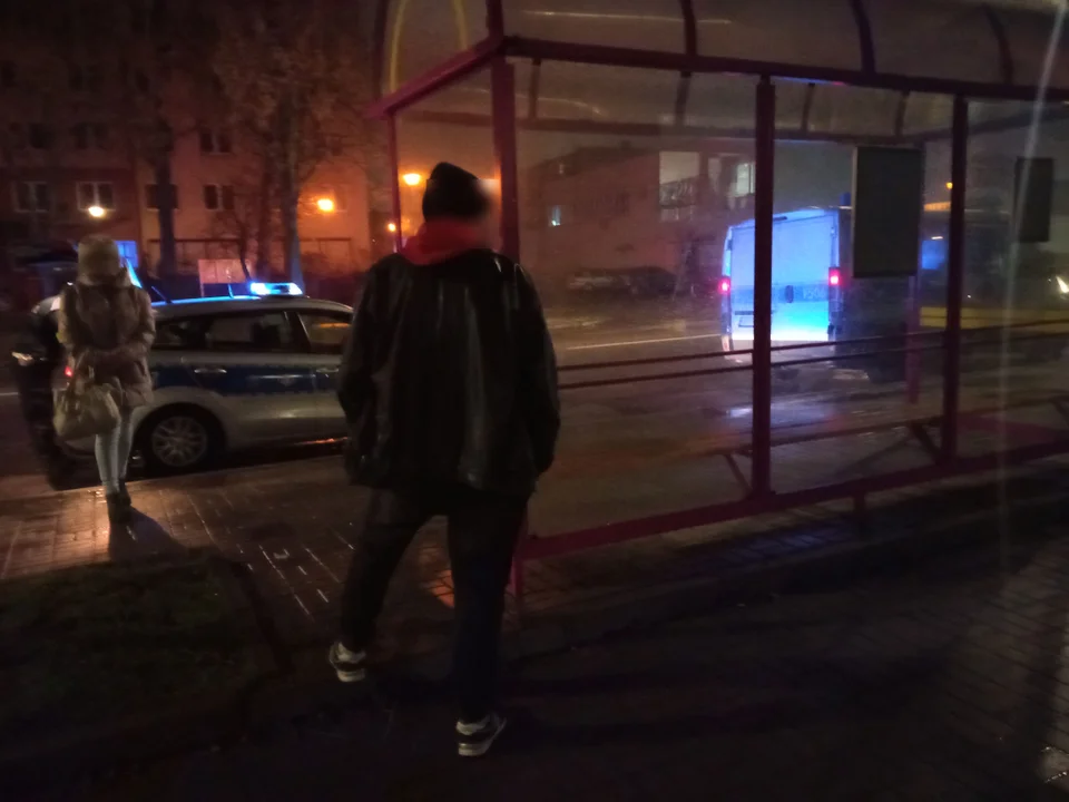 Przy ul. Troczewskiego w Kutnie auto wpadło kołem do studzienki