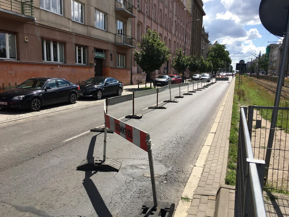 Na Zachodniej i Kościuszki jeździmy slalomem. Na lewych pasach ruszyła budowa tymczasowych przystanków tramwajowych [ZDJĘCIA] - Zdjęcie główne