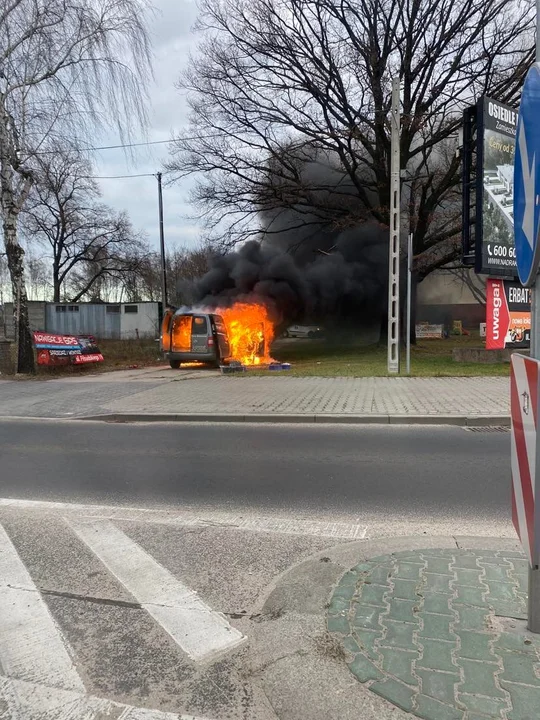 Auto stanęło w płomieniach. Akcja strażaków przy rondzie w Bełchatowie