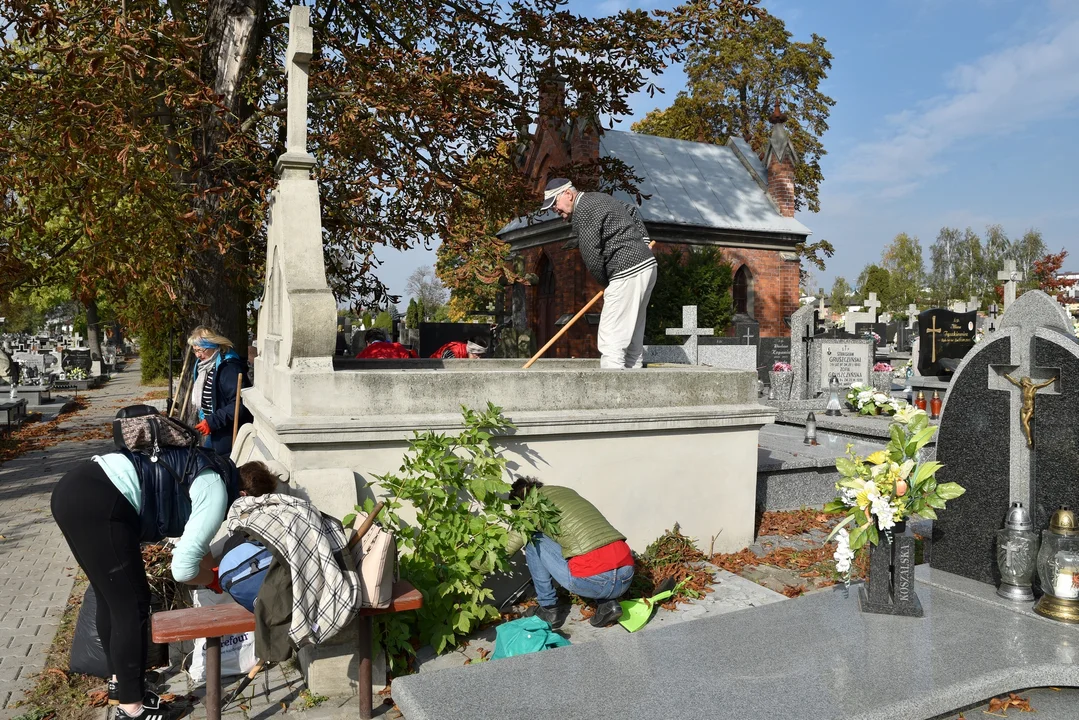 Szlachetna akcja na kutnowskim cmentarzu. Zadbali o zabytkowe groby [ZDJĘCIA] - Zdjęcie główne