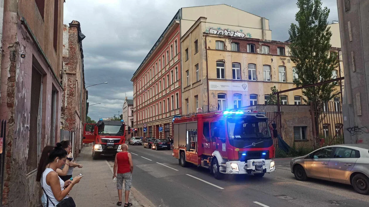Kolejne zawalenie budynku w Łodzi? To pożar, wyjaśniają strażacy - Zdjęcie główne