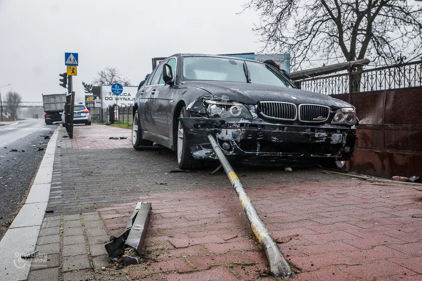 Wypadek w Grocholicach. Ciężarówka zderzyła się z BMW