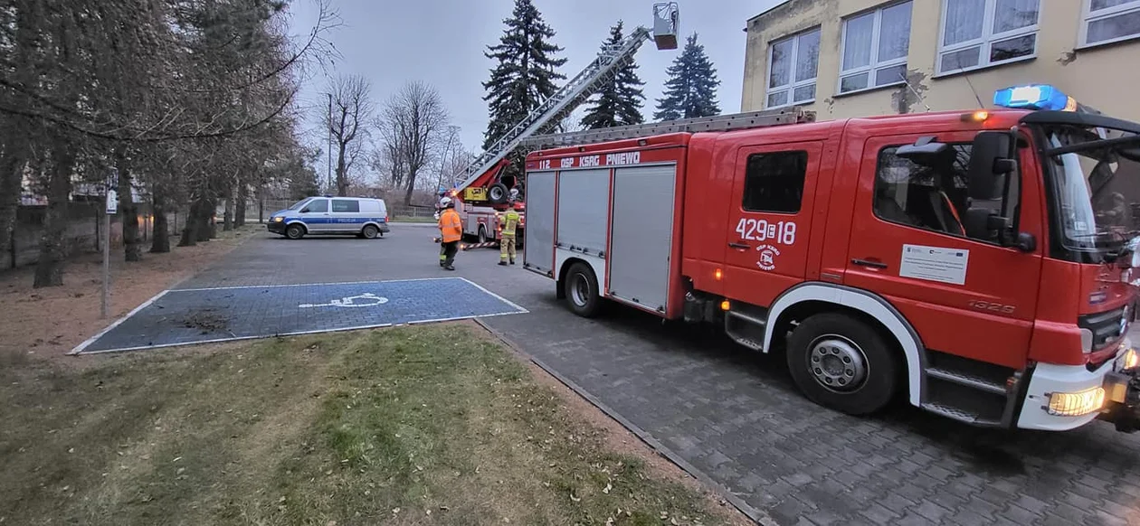 Trzy zastępy straży pożarnej gasiły pożar, do którego doszło w Szkole Podstawowej w Pniewie