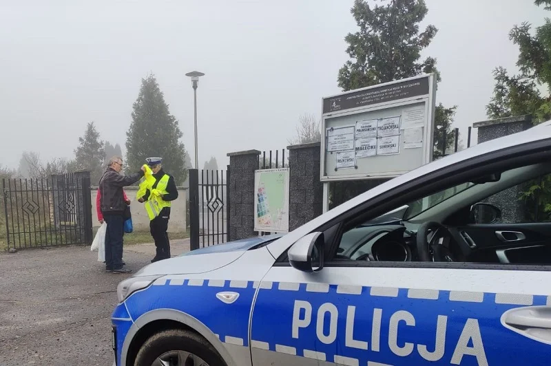Kutnowscy policjanci rozdają odblaski przy cmentarzach