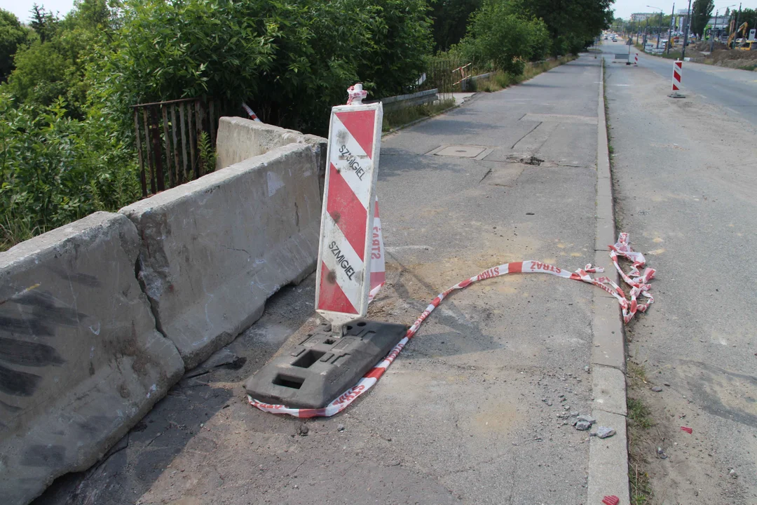 Chwile grozy na Przybyszewskiego. Rozpędzony samochód spadł z wiaduktu