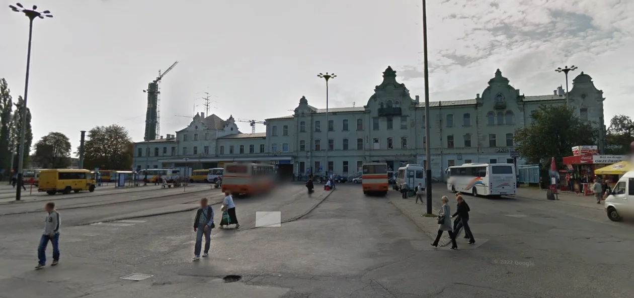 Łódź na zdjęciach z Google Street View. Stary dworzec i człowiek buszujący w śmieciach