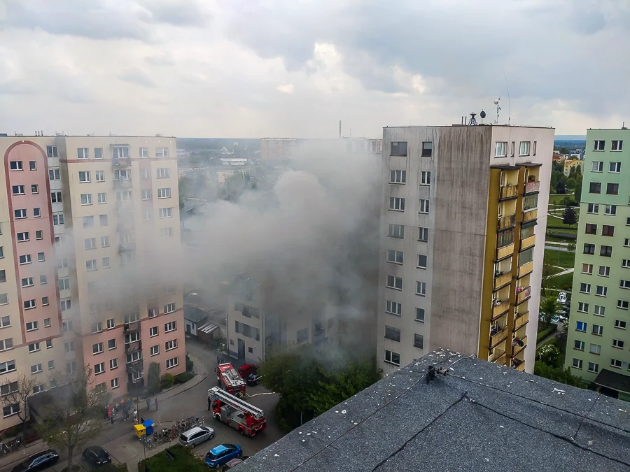 Tragiczny pożar na os. Dolnośląskim. Strażacy znaleźli w mieszkaniu zwęglone ciało [VIDEO] - Zdjęcie główne