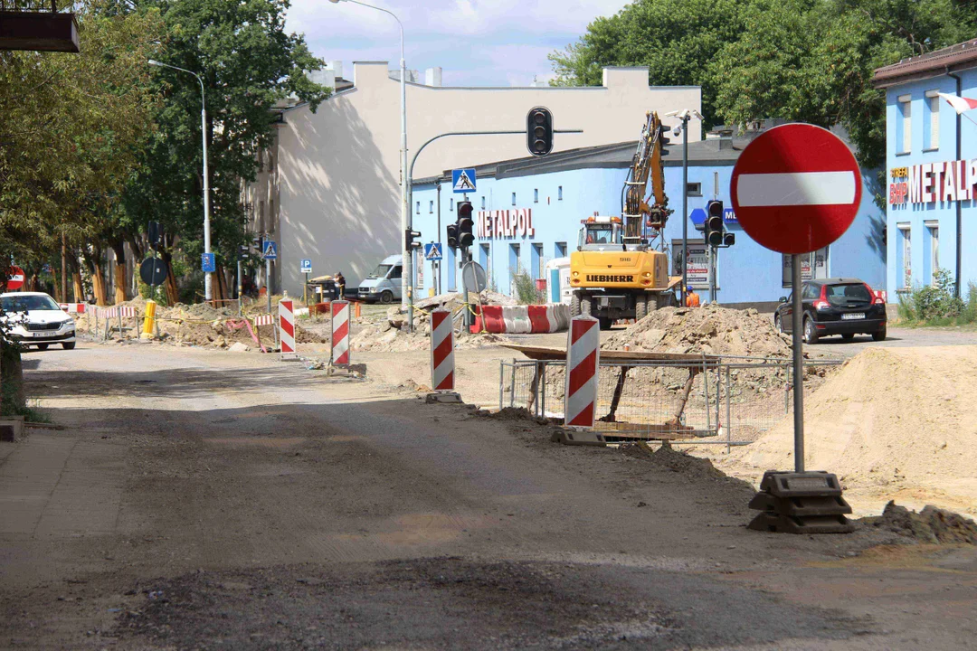 Kolejny objazd, który jest poprowadzony... chodnikiem