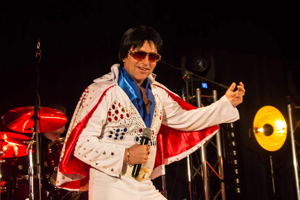 Polski Elvis zaśpiewał w Płocku z okazji Dnia Kobiet - Zdjęcie główne