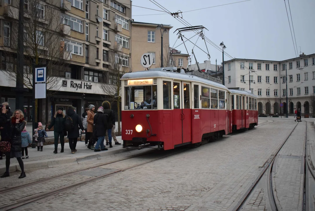 Zabytkowy tramwaj na placu Wolności