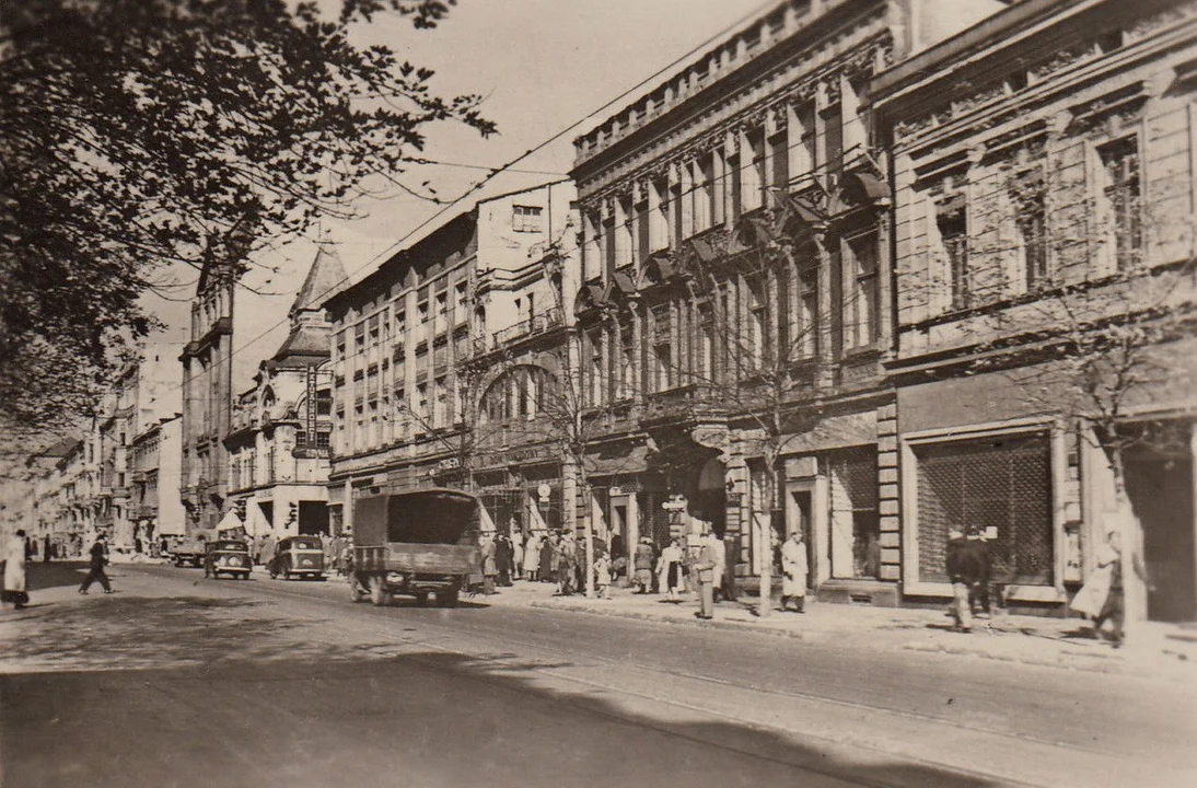 Ulica Piotrkowska w Łodzi tuż po wojnie i w latach 50-tych.
