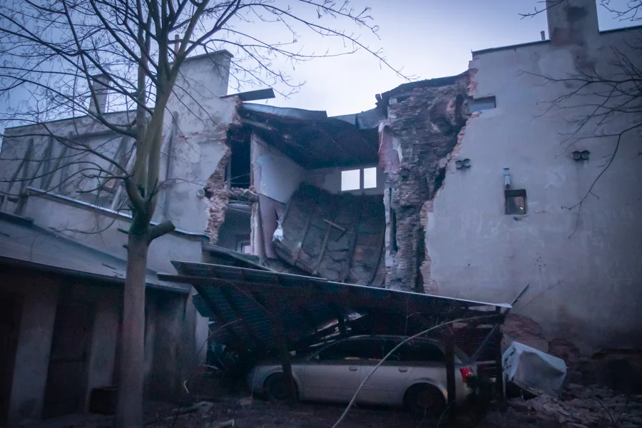 Katastrofa budowlana w Piotrkowie. Strażacy przeszukiwali gruzowisko - Zdjęcie główne