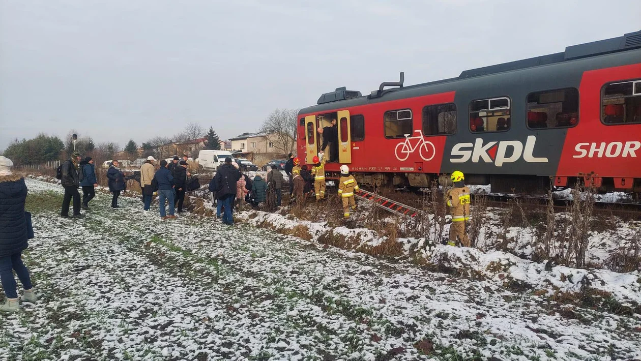 Wypadek w Łódzkiem. Samochód osobowy zderzył się z pociągiem - Zdjęcie główne