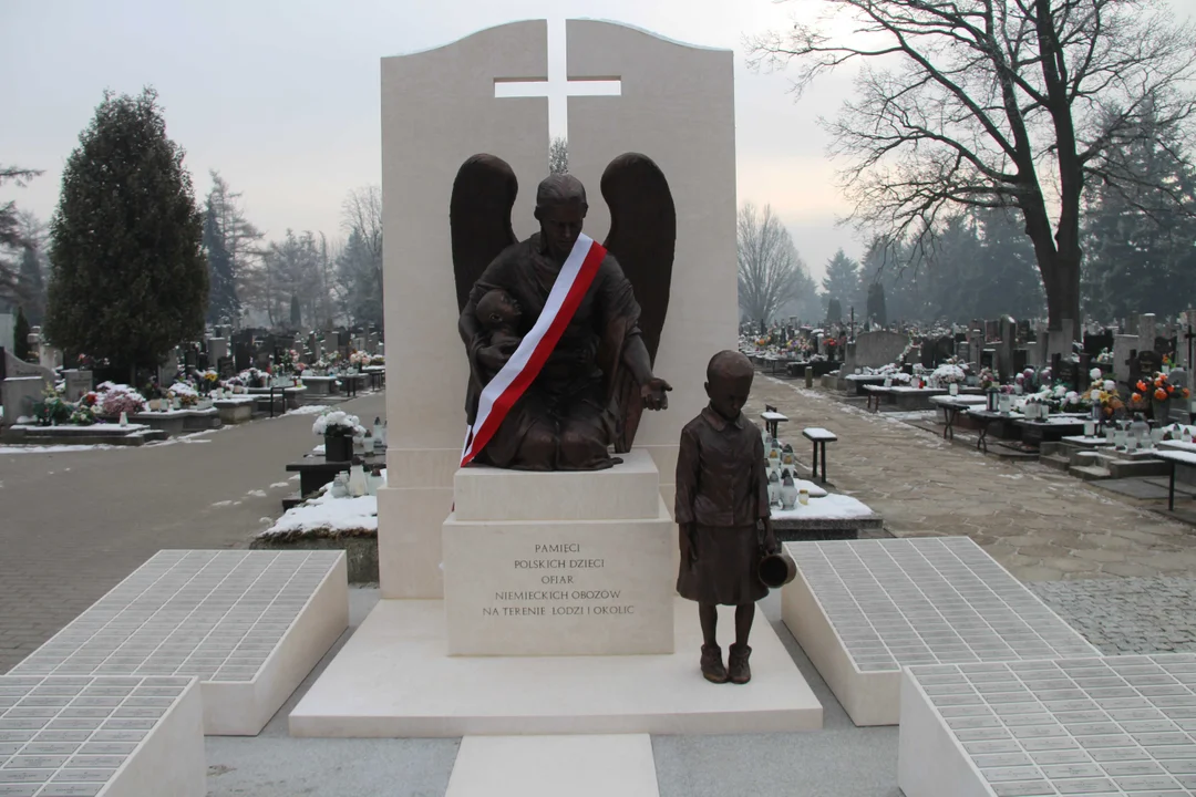Pomnika Pamięci Dzieci Polskich – Ofiar Niemieckich Obozów na Terenie Łodzi i Okolic.