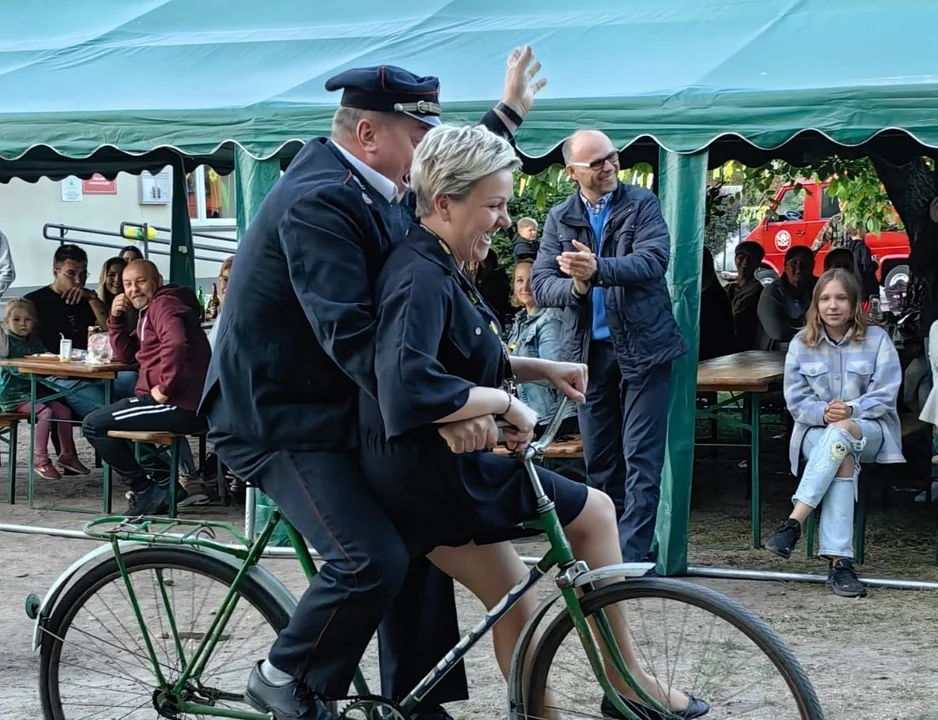 Klimaty PRL królowały w Kurnosie Drugim. Gra w kapsle, trabant i przejażdżka na ramie roweru [FOTO] - Zdjęcie główne