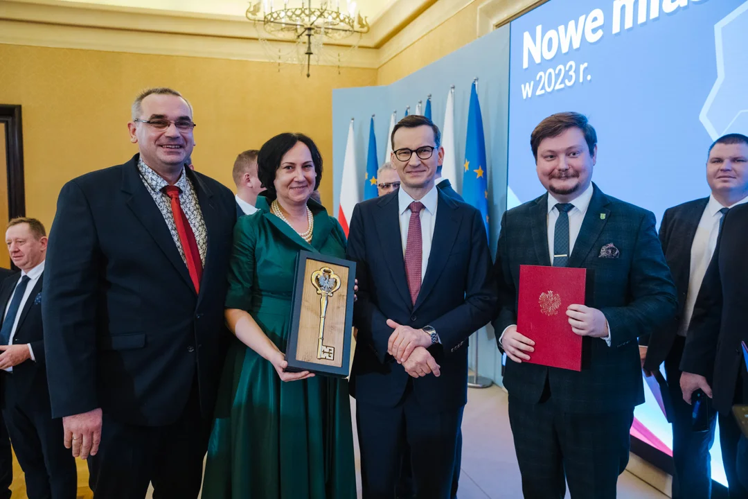 Nowe miasto pod Kutnem! Premier Morawiecki wręczył klucz do Dąbrowic [ZDJĘCIA/WIDEO] - Zdjęcie główne