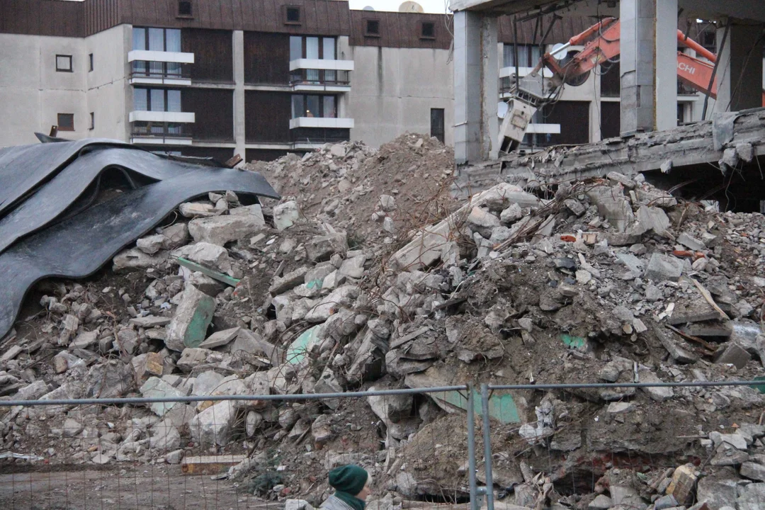 Wyburzanie hotelu "Światowit" w centrum Łodzi - stan na 2.02.2024 r.