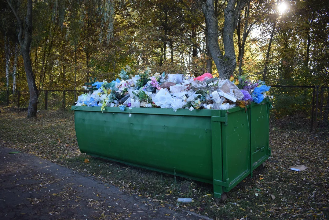 Śmieci na cmentarzach w Zgierzu