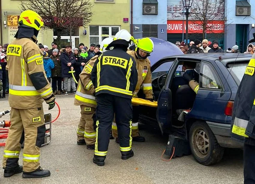 Akcja strażaków w centrum Kutna. Uratowali człowieka zakleszczonego w aucie [FOTO] - Zdjęcie główne