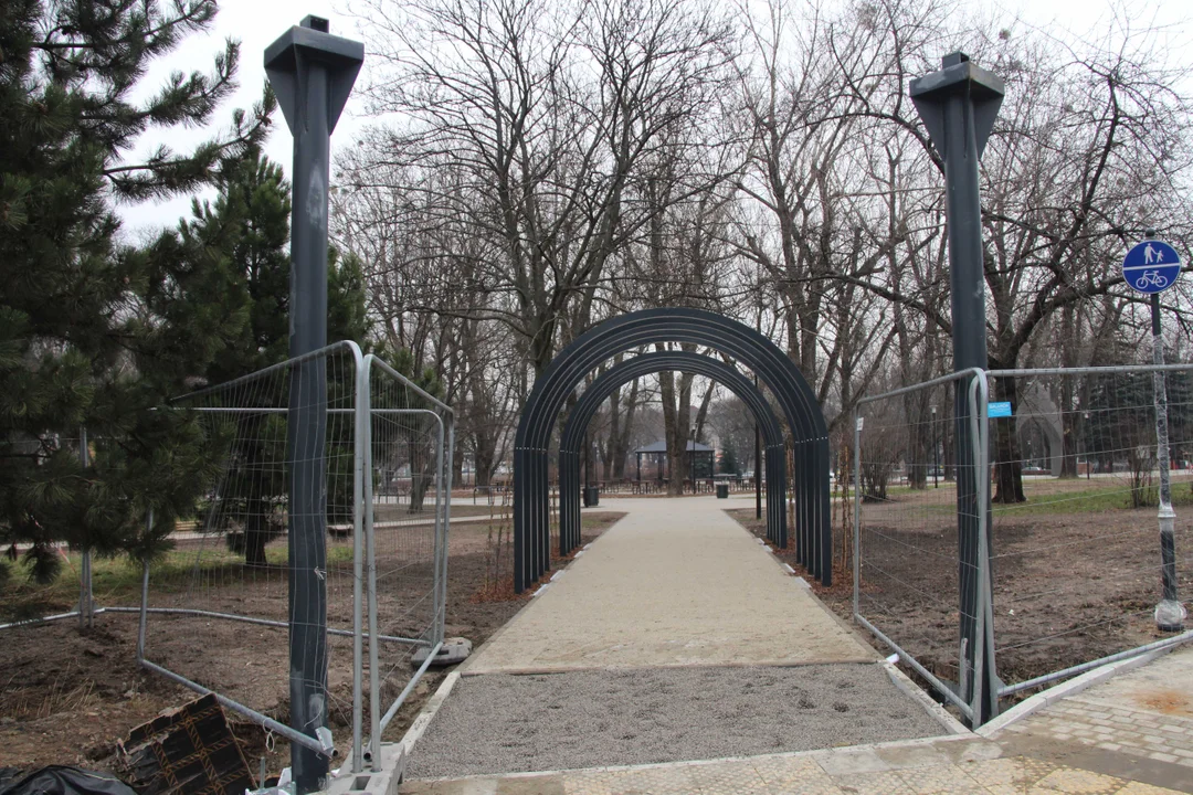 Dobiega końca przebudowa parku Staromiejskiego w Łodzi. Jak zmieniło się to miejsce? [ZDJĘCIA] - Zdjęcie główne