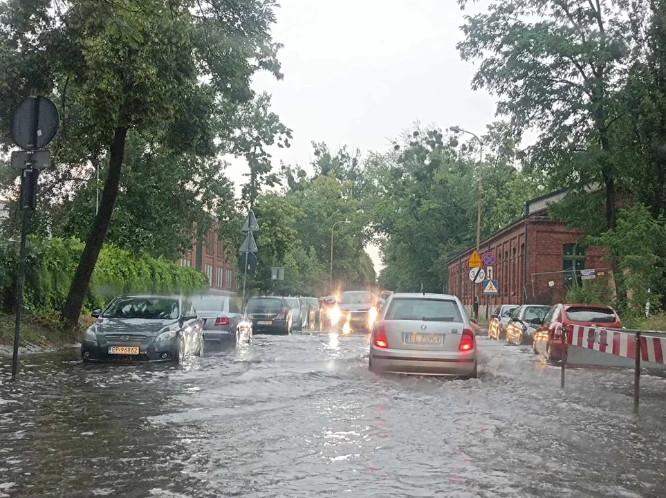 Armagedon w Łodzi. Woda płynie strumieniami [ZDJĘCIA] - Zdjęcie główne