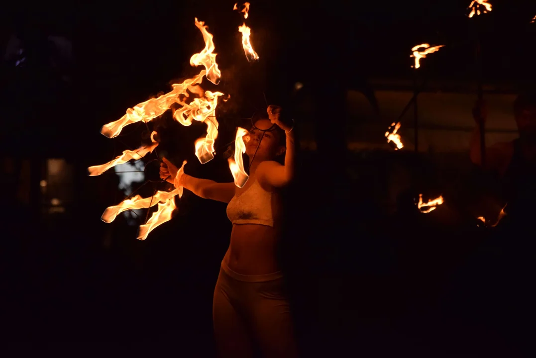 Igrający z ogniem w Manufakturze – akrobacje, taniec i sztuka [ZDJĘCIA] - Zdjęcie główne
