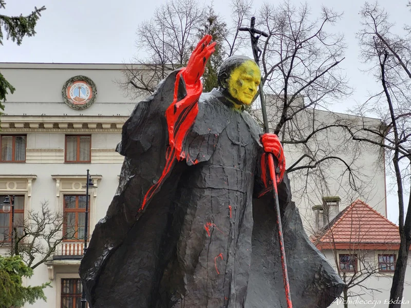 Zatrzymano mężczyznę, który farbą oblał pomnik Jana Pawła II przed łódzką katedrą - Zdjęcie główne