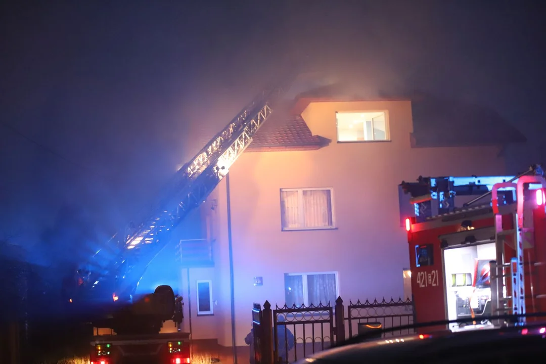 Pożar w budynku mieszkalnym w Kutnie. W akcji strażacy z miasta i okolic [ZDJĘCIA] - Zdjęcie główne
