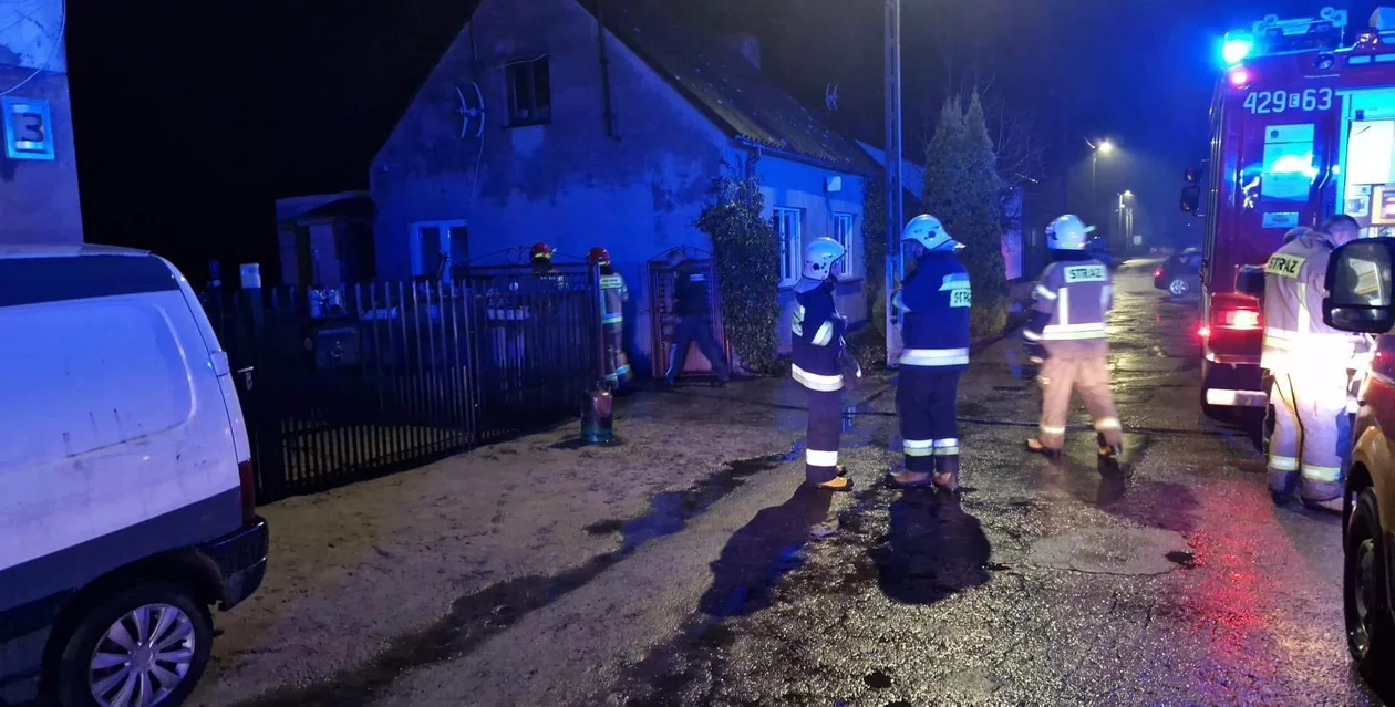 Wybuch butli z gazem w powiecie kutnowskim. Trwa akcja służb [ZDJĘCIA] - Zdjęcie główne