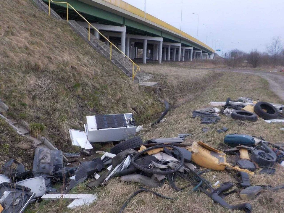 Śmieci porzucone przy drodze ekspresowej S7 - okolice Skarżyska
