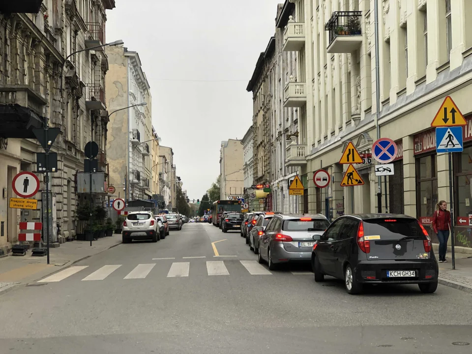 Utrudnienia dla pieszych na ulicy Wschodniej w Łodzi