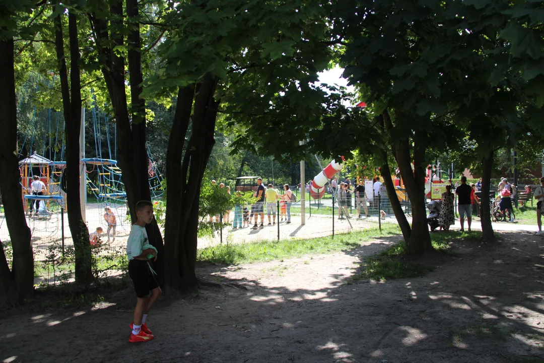 Piknik rodzinny w parku na Młynku w Łodzi