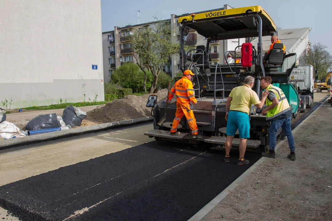 Kończy się przebudowa ul. Na Skarpie. Trwa asfaltowanie [ZDJĘCIA] - Zdjęcie główne