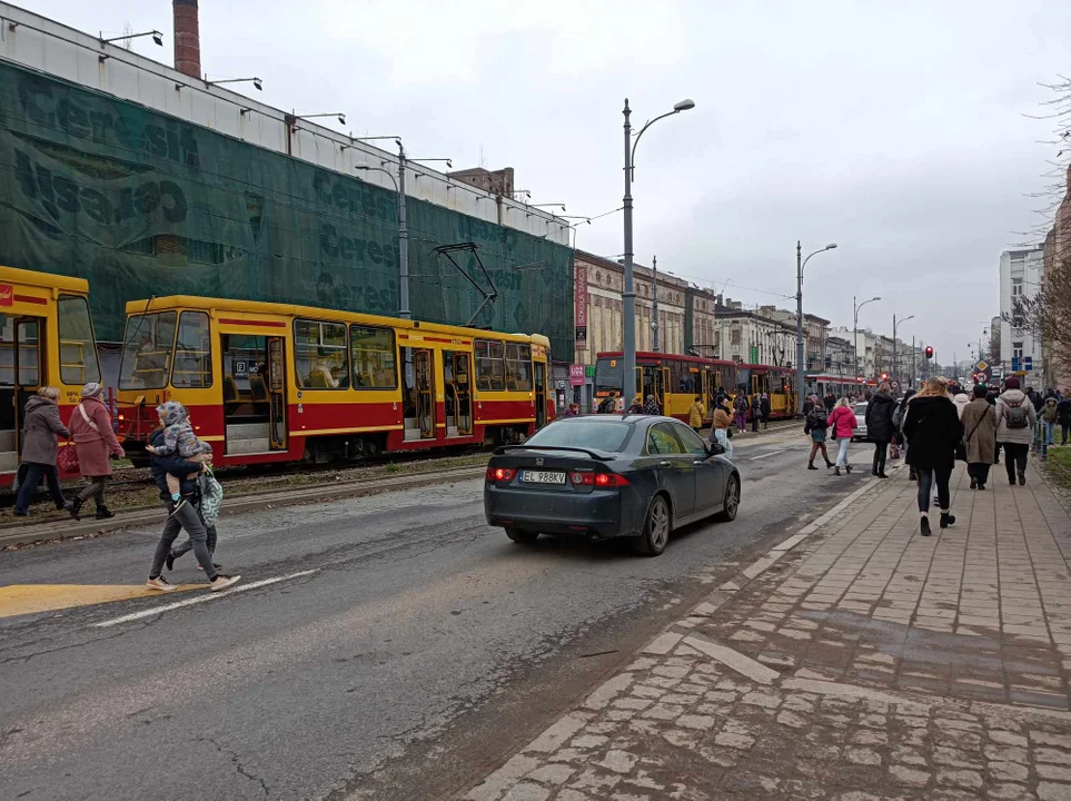 Zatrzymanie tramwajów MPK Łódź na Zachodniej. Podróżni ruszyli pieszo [ZDJĘCIA] - Zdjęcie główne