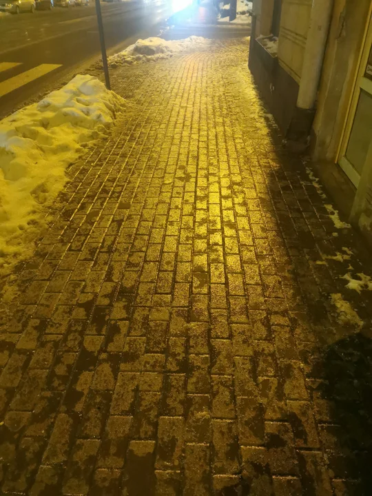 Śliskie chodniki o poranku w Łodzi