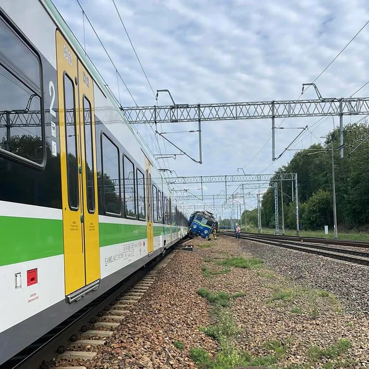 Łódzkie: zderzenie pociągu pasażerskiego z pociągiem PKP Cargo. Utrudnienia dla podróżnych [ZDJĘCIA] - Zdjęcie główne