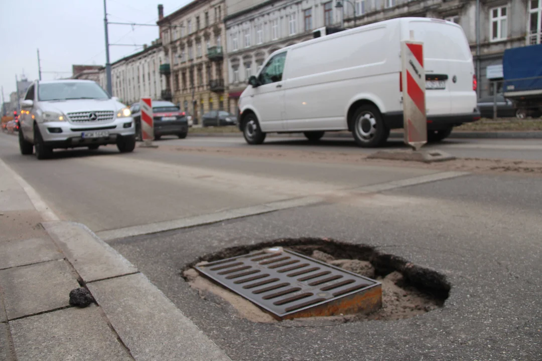 Dziura przy przystanku autobusowym na ulicy Zachodniej w Łodzi