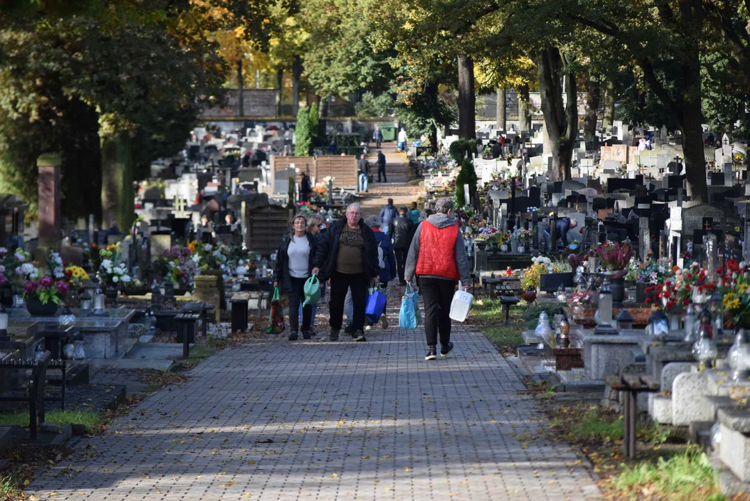 Mieszkańcy przygotowują się do dnia Wszytskich Świętych