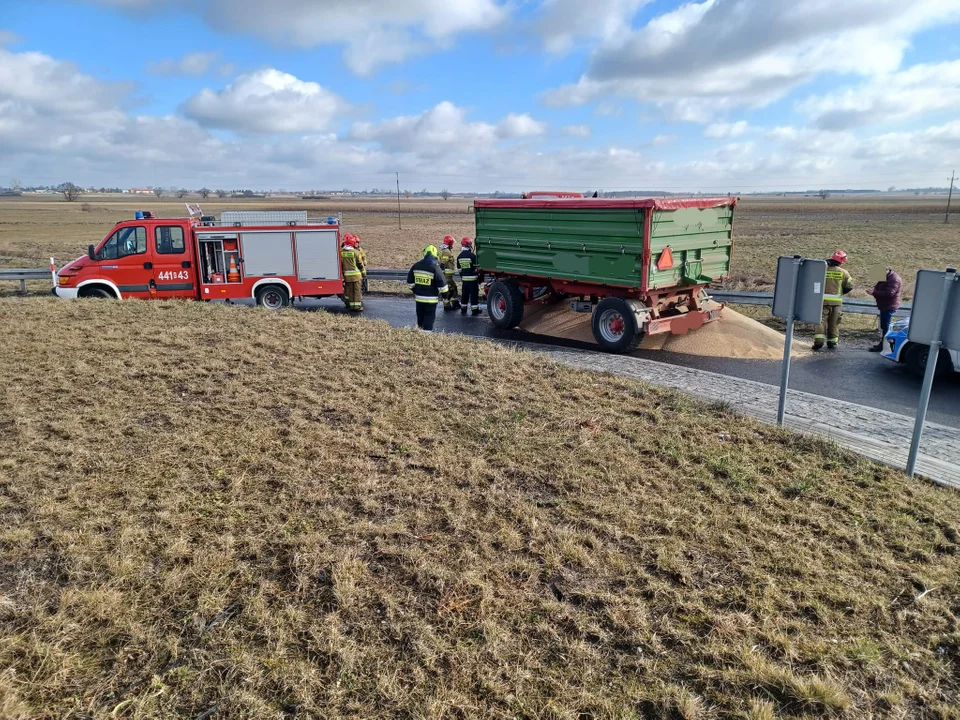 Ciągnik rolniczy zablokował rondo na DK 91 w Łęczycy