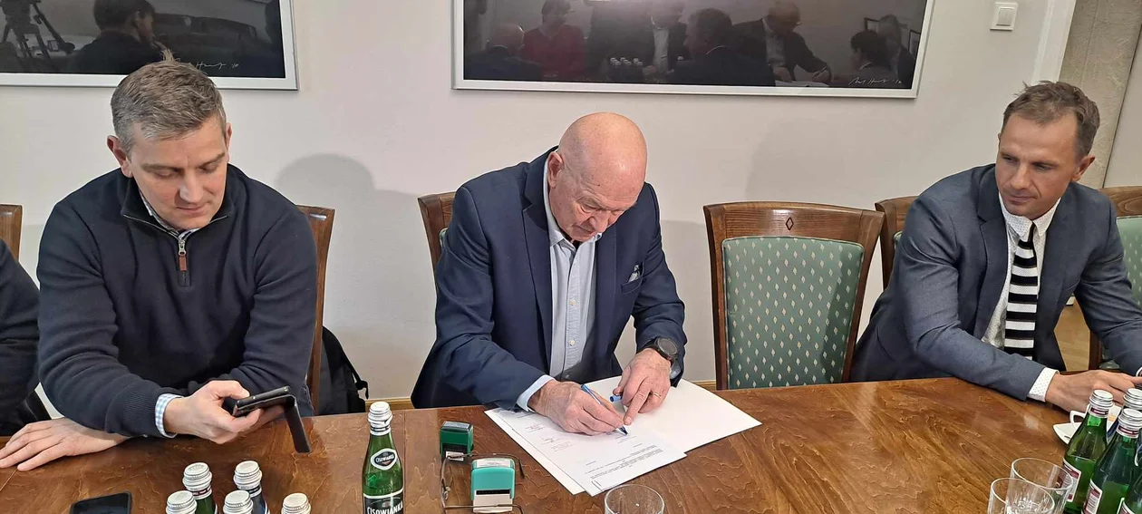 Ireneusz Pracharczyk z WZKaj podpisuje umowę na organizację trzech wydarzeń kajakowych w Poznaniu
