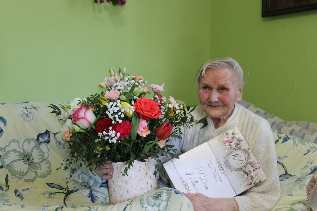 Wyjątkowy jubileusz w regionie. Pani Wincencja świętowała 100. urodziny! [ZDJĘCIA] - Zdjęcie główne