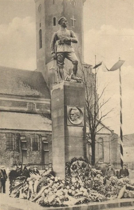 Pomnik Niepodległości (Legionisty) - wzniesiony w 1933 r. Zniszczony przez hitlerowców w 1939. Odbudowany w 1989 r.