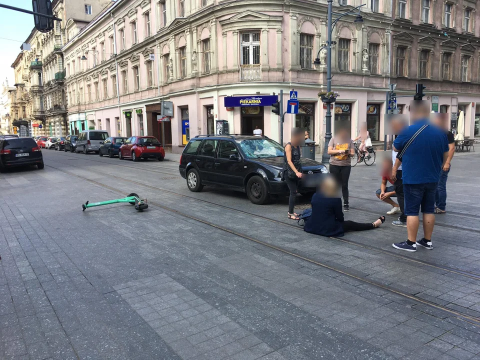 Potrącenie na ulicy Piotrkowskiej. Kobieta na hulajnodze potrącona na przejściu dla pieszych [ZDJĘCIA] - Zdjęcie główne