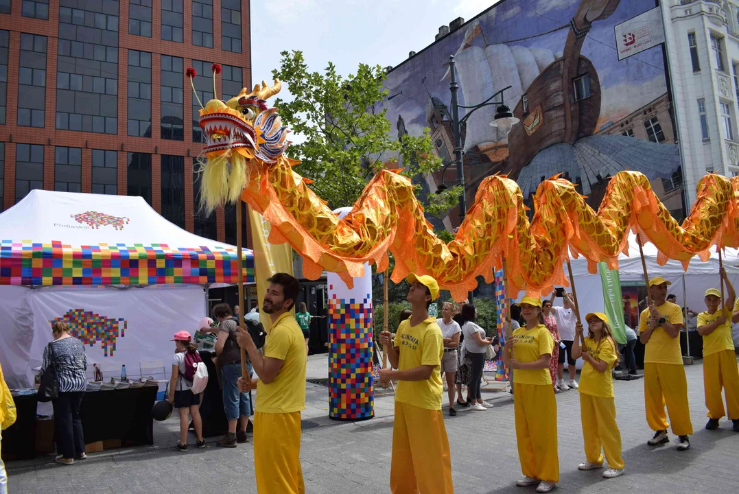 Chińska parada Falun Dafa na Piotrkowskiej. Nie mogło zabraknąć w niej złotego smoka [ZDJĘCIA] - Zdjęcie główne